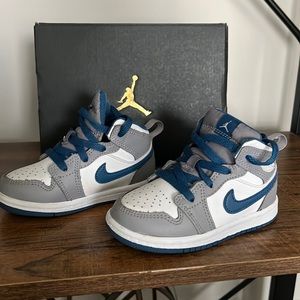 Toddler size 7c Jordan’s 1s MID